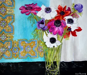 Anemonen auf einem dunklen Regal